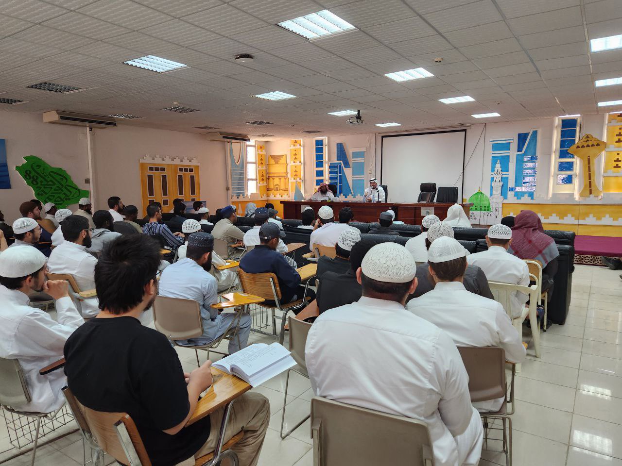 تنفيذ لقاء توعوي لطلاب معهد تعليم اللغة العربية بالتعاون مع وحدة التوعية الفكرية يوم الأربعاء 07-جمادى الأولى-1447